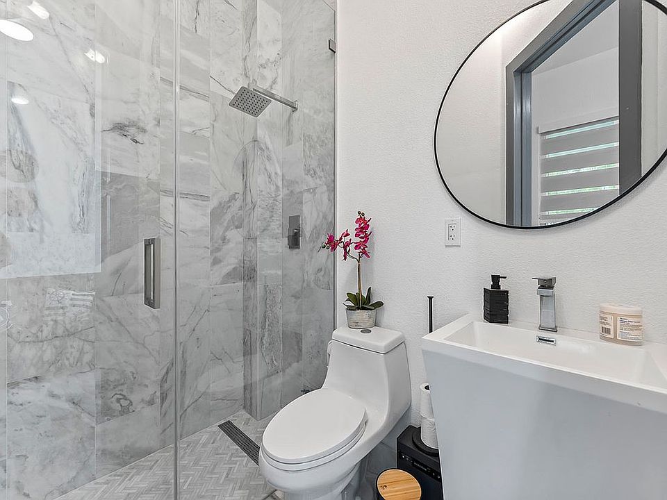 Marble-finished bathroom